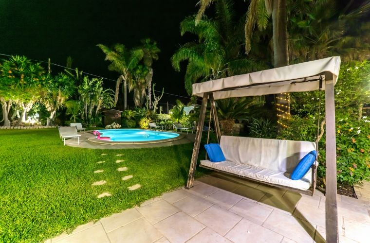 The house is immersed in a garden with tropical and Mediterranean plants, including the very fragrant jasmine, of over 1000 square meters, and where there you can also enjoy the elegant pool area surrounded by a very green lawn.