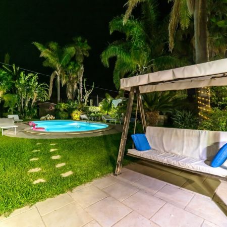 The house is immersed in a garden with tropical and Mediterranean plants, including the very fragrant jasmine, of over 1000 square meters, and where there you can also enjoy the elegant pool area surrounded by a very green lawn.