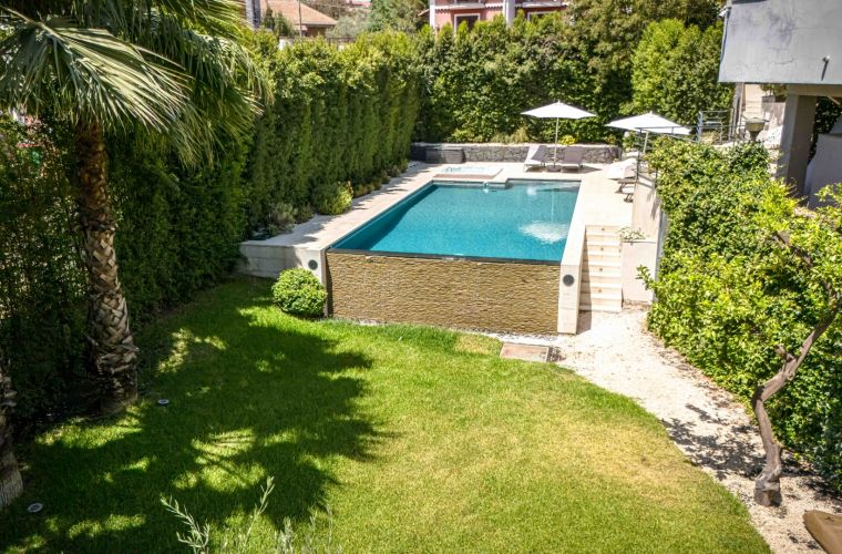 Beautiful house, surrounded by other luxury villas, two kilometers from the renowned village of Pedara, one of the most renowned in Catania for its healthy air and greenery.