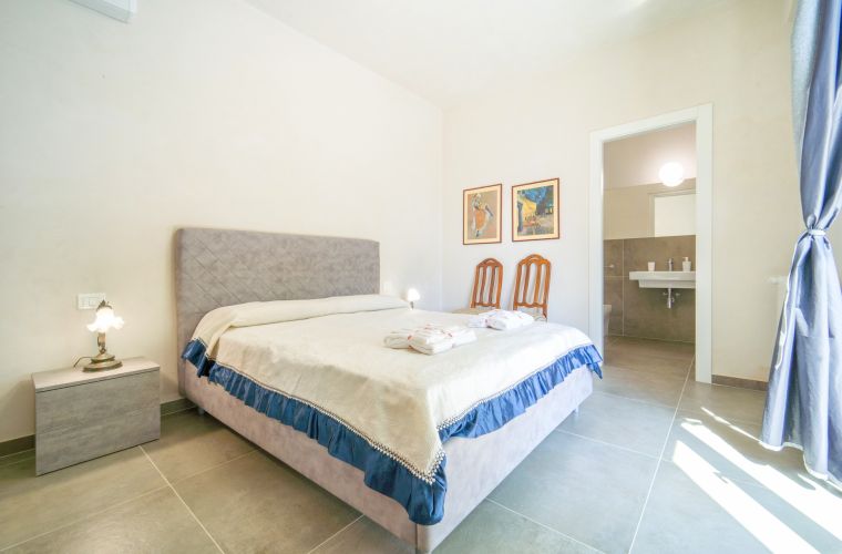 Bedrooms (4) and Bathrooms (4): two double bedrooms both with en-suite bathroom with shower; two double bedrooms both with en-suite bathroom (one bathroom with shower and one with tub)