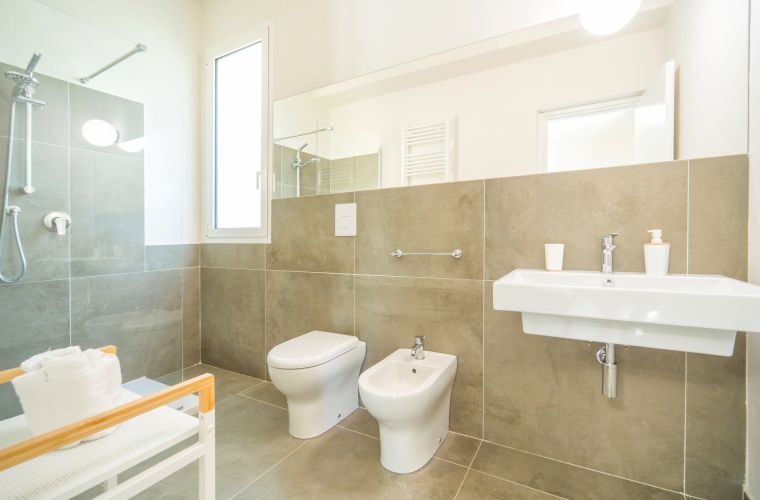 There are 4 bathrooms en-suite (3 with shower and one with bathub)