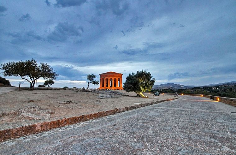 Valley of the Temples, 60 kms, photo by General Cucombre from New York, USA Uploaded by Markos90, CC BY 2.0