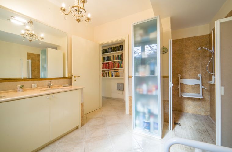 Bathroom with shower in the double en-suite