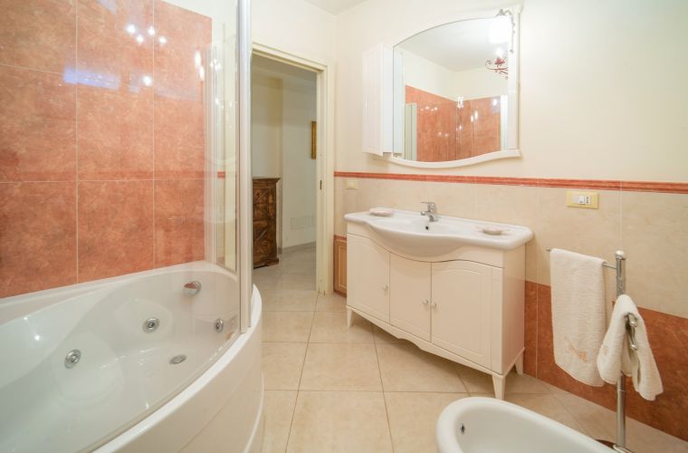 Bathroom with shower-bathub