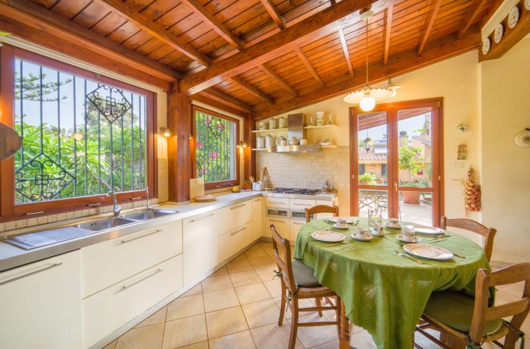 The kitchen is spacious and equipped with everything you need for a good Sicilian meal.