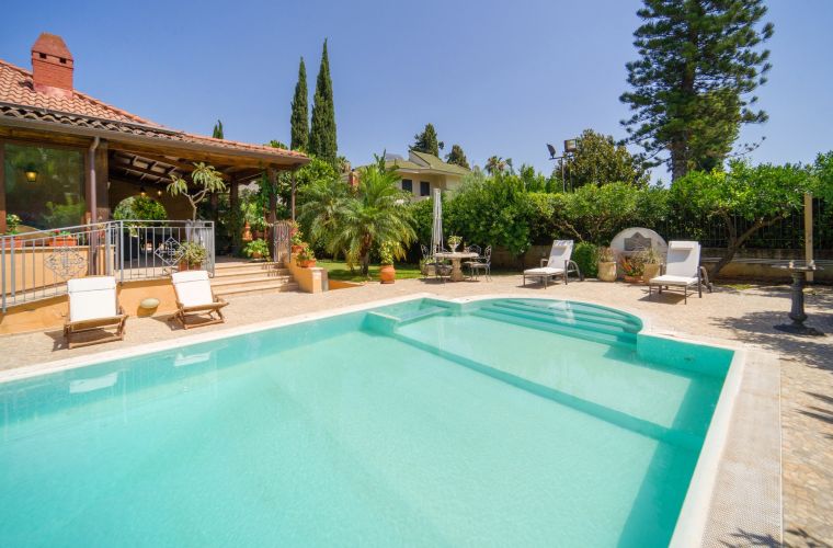 The villa has a splendid swimming pool close to an elegant internal patio, part of which has a glass window overlooking the garden and the solarium.