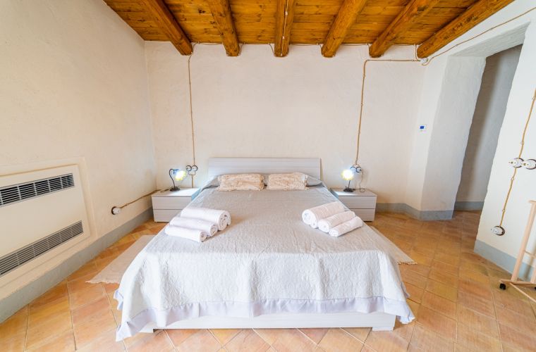 Double bedroom facing the pool