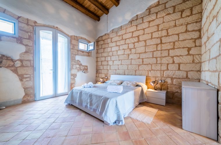 Yellow stone, white bed, wooden roof